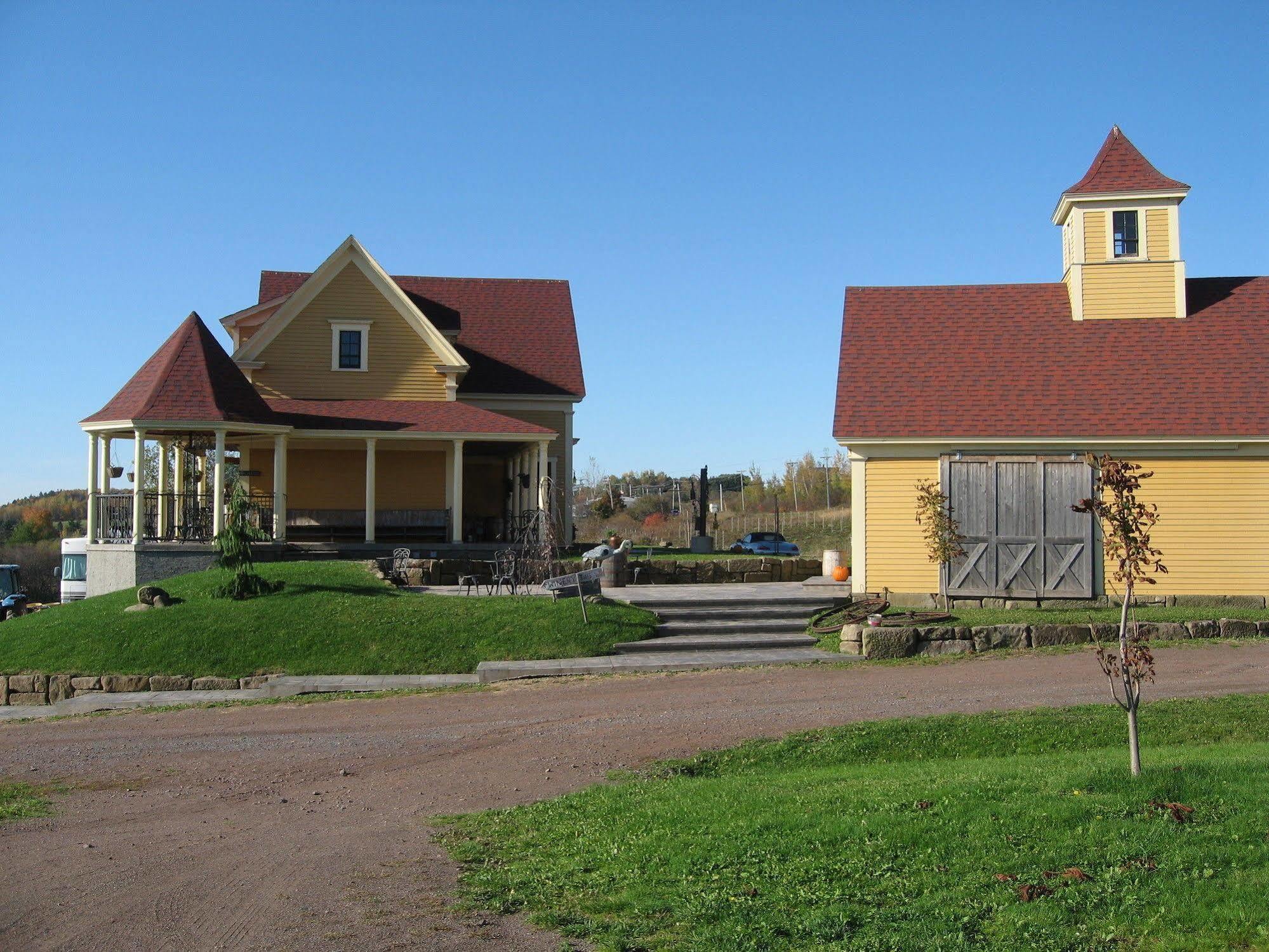 Отель Magnetic Hill Winery Монктон Экстерьер фото